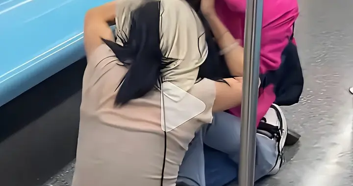 上海地铁32岁女子与66岁老太互殴后续:央媒发声，拘留只是开始！