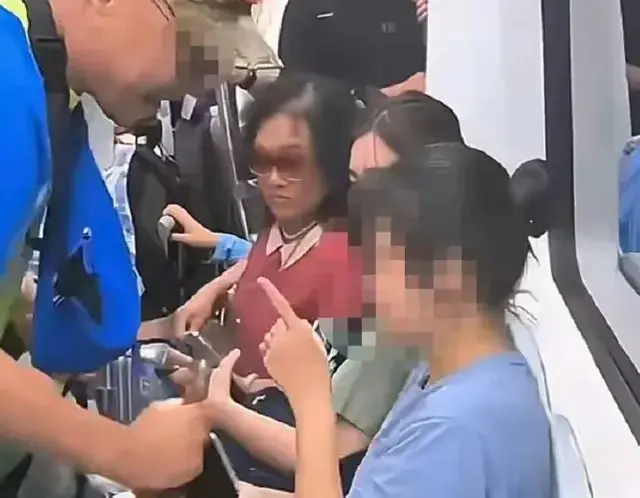老人地铁内袭扰女子，年龄不是违法挡箭牌