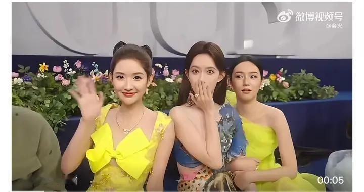 两位女星同穿亮黄礼服，被调侃像两根荧光棒