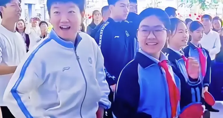 孙颖莎校园行很开心，王艺迪学习海南话，王楚钦、陈俊菘走在一起