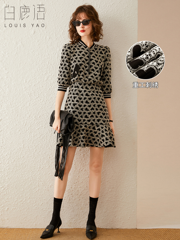 白鹿语洋气爱心刺绣连衣裙夏款小众拉链温柔荷叶边修身女裙子