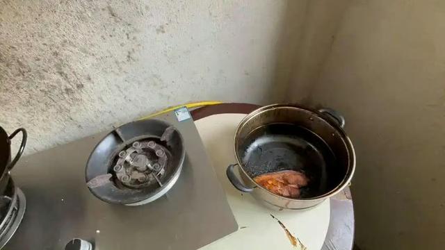 裕胜-131：男子炖上肉后去睡大觉，醒来