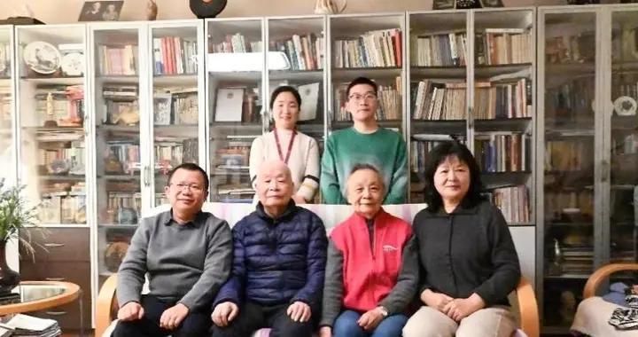 清华大学物理系拜访何祚庥老院士