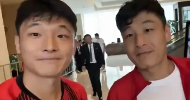 撞脸名场面！网红球迷酷似武磊，同框合影傻傻分不清