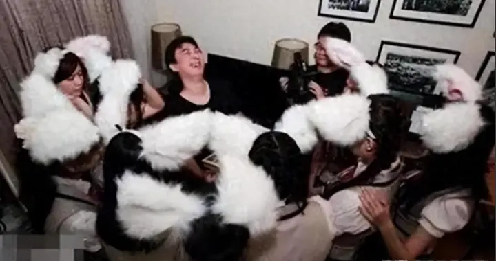 陪玩陪睡算什么？王思聪再曝“大丑闻” 牵连王健林，阴暗面曝光了