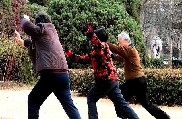 晨练猝倒两位阿姨遗憾离世，医生揭秘四大误区，你中了几招？