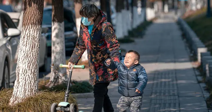 为什么现在很多家庭，老人越拼命帮忙带娃，年轻人就越崩溃？