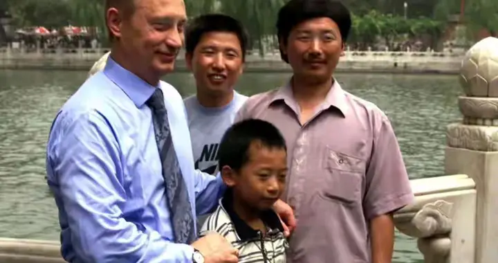 普京在中国与26年前抱过的“小男孩”再相聚，太感动了
