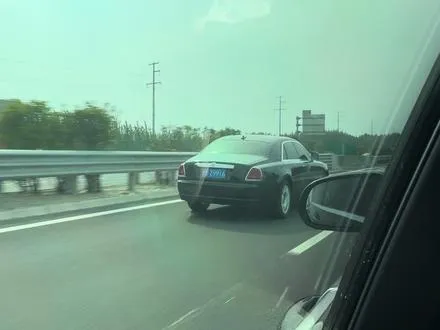 去济南的路上遇到了一辆劳斯莱斯古思特