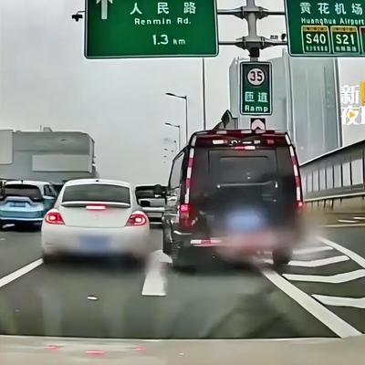 旁观者：运钞车每天不是走固定路线吗？怎么