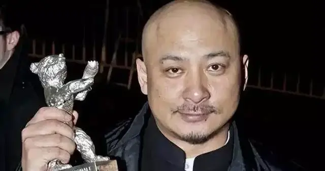 全网震惊800元！他连嫖三天还玩双飞，亲手炸飞金熊奖杯！