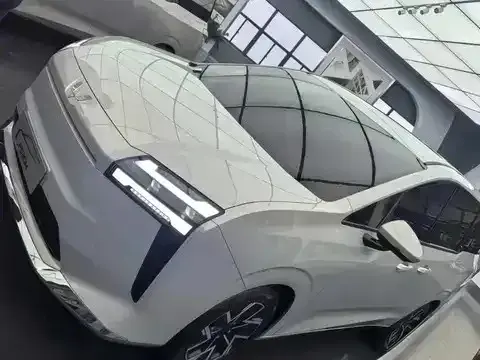 三种动力+侧滑门！五菱全新中型MPV即将上市，9万起能不能火？