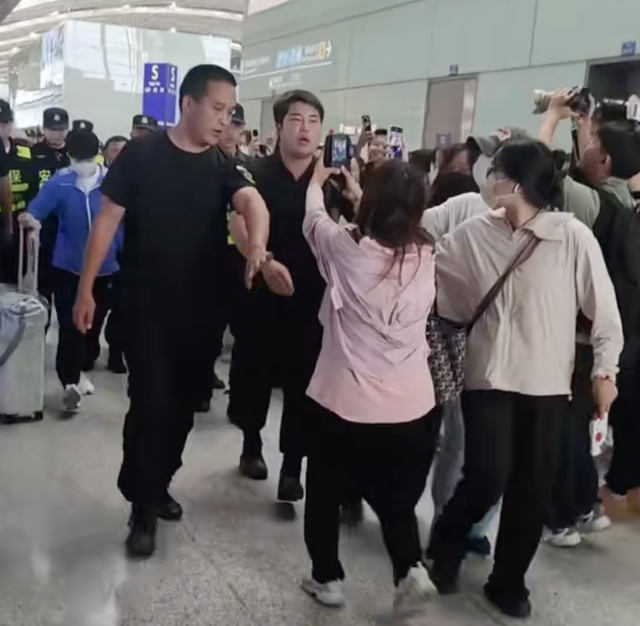 好疯狂，孙颖莎结束封训返京遭女粉围追堵截，莎莎被堵到电梯口