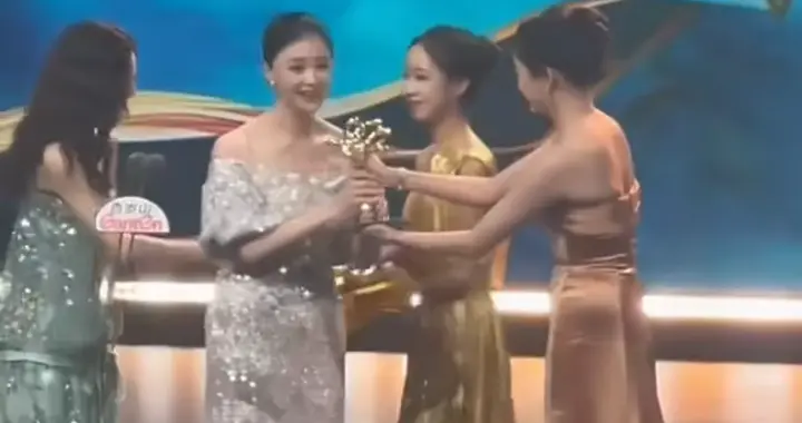 众望所归！蒋欣获白玉兰最佳女配角，儿媳关晓彤为其颁奖也哭了
