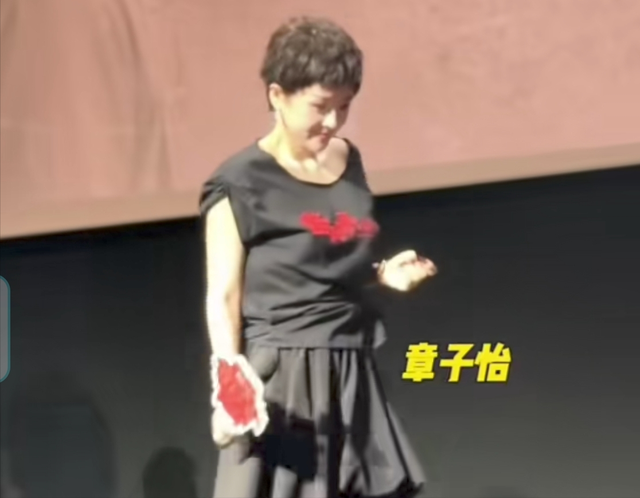 章子怡又玩“小心机”！剪T恤抢镜失败，造型被嘲‘又胖又老’