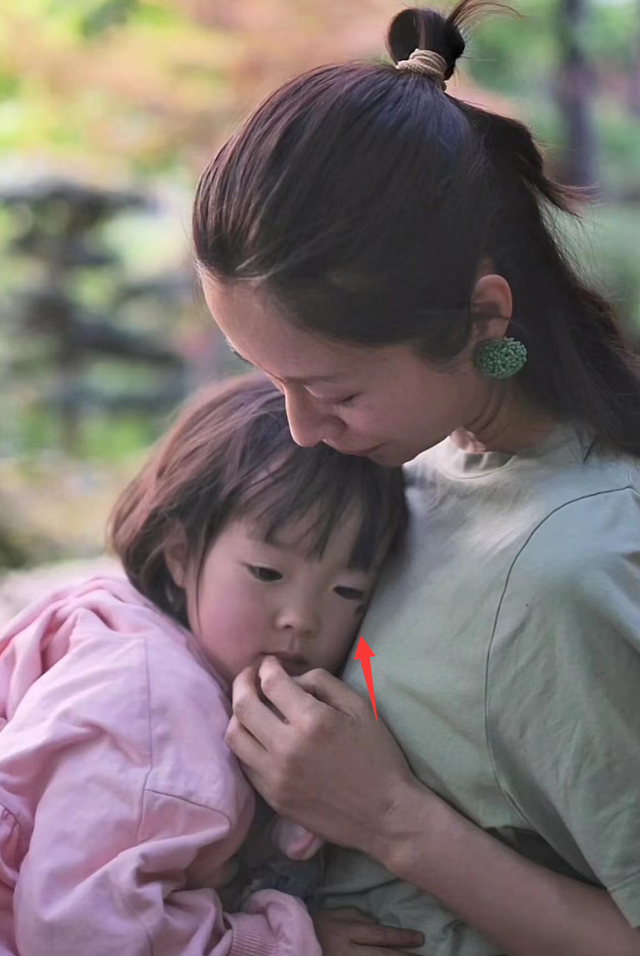江一燕过母亲节，女儿太调皮把脸磕破，2岁就已开始学习英文