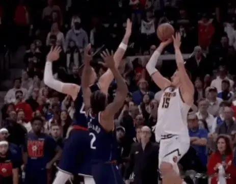 约基奇很不容易，以一己之力对抗快船队三球星数据，仍然不落下风