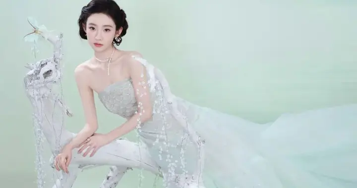 张艺凡，掉进青春的绿意盎然里