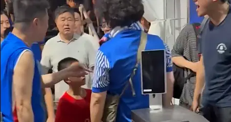 围攻穿武磊国足球衣的小球迷，这些人不配看足球