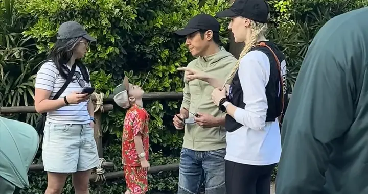 撒贝宁一家现身上海迪士尼！7岁儿子穿东北花衬衫，混血颜值出挑