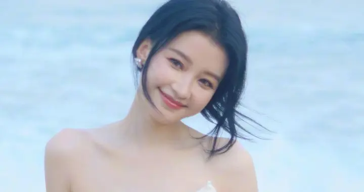 孙怡海滩戏水大片，一袭白色抹胸裙，甜美可人。