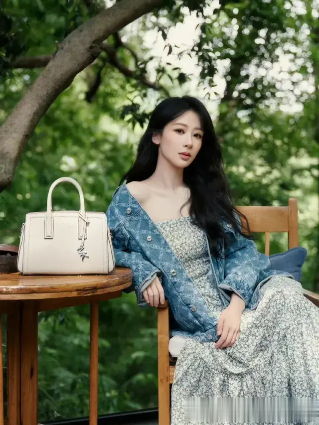 杨紫碎花抹胸长裙，好美杨紫，温婉恬静 ​​​