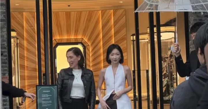 周冬雨现身上海新天地，下雨天穿露背装，也不怕冷，看起好瘦。