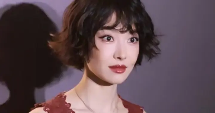 宋茜短发娃娃裙造型亮相，撞脸吴昕马伊琍，俏皮可爱很精致