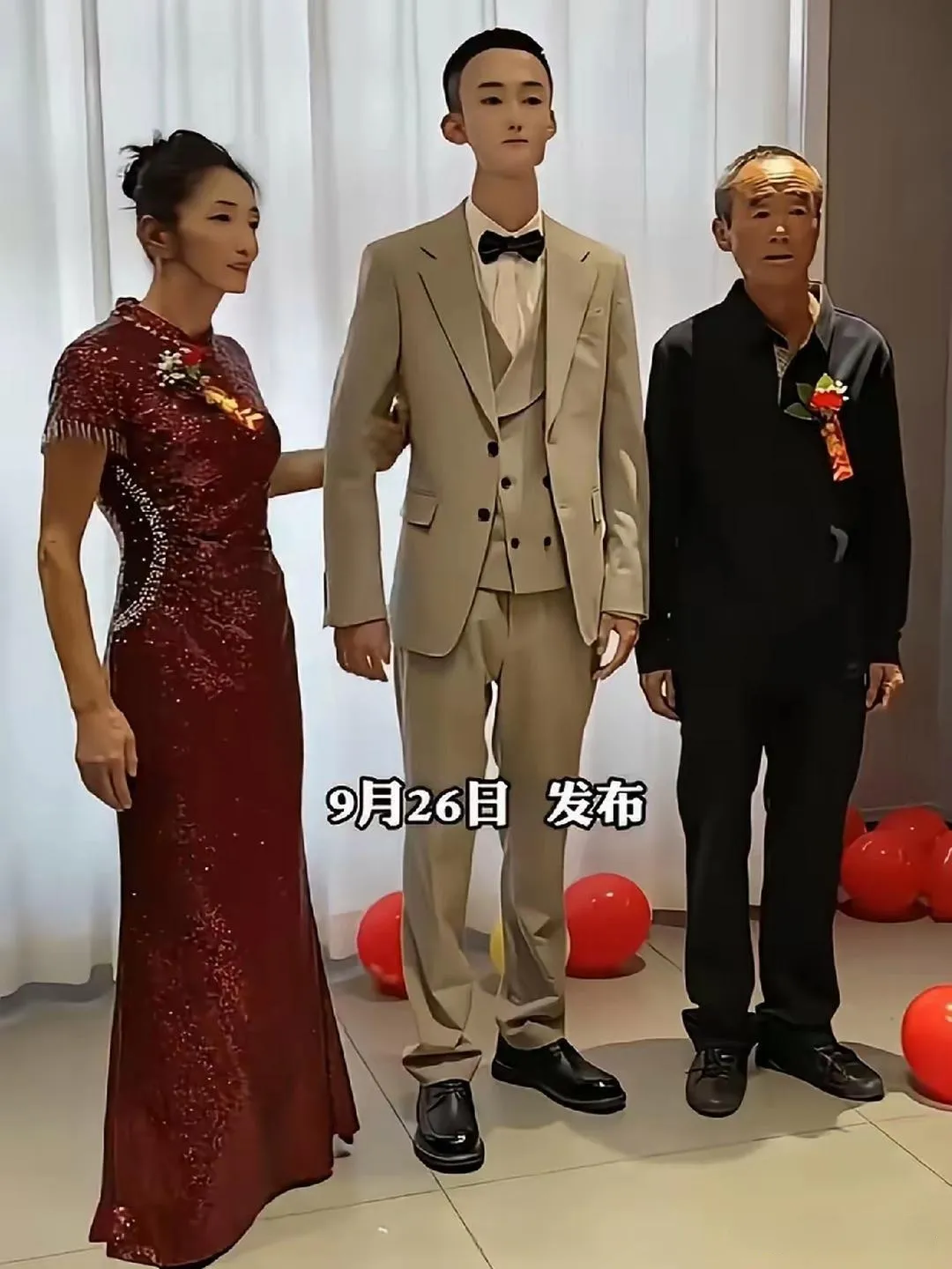 第一眼以为新郎戴了面具，再仔细看，是长得像妈妈。