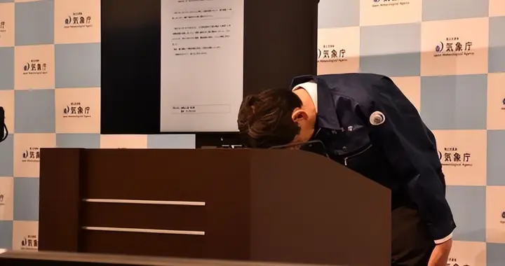日本要发生9.9级强震？才8分钟日本政府鞠躬认错，高市该给个说法