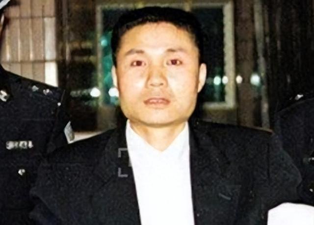 2001年悍匪张君在重庆伏法，行刑前向看守所民警道谢：你们很人道