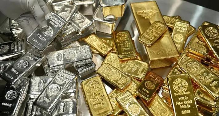 黄金跌出“最差十年”，美股飙成“最佳六年”，钱到底逃去哪了？