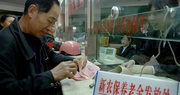 退休人员现在也需缴费！4月起立即执行，每月扣多少、谁可免