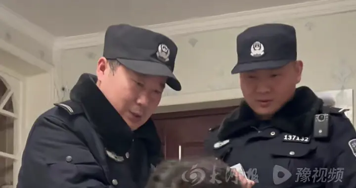 6岁萌娃报警抓妈妈：民警叔叔上门憋笑执法，这波操作太硬核！