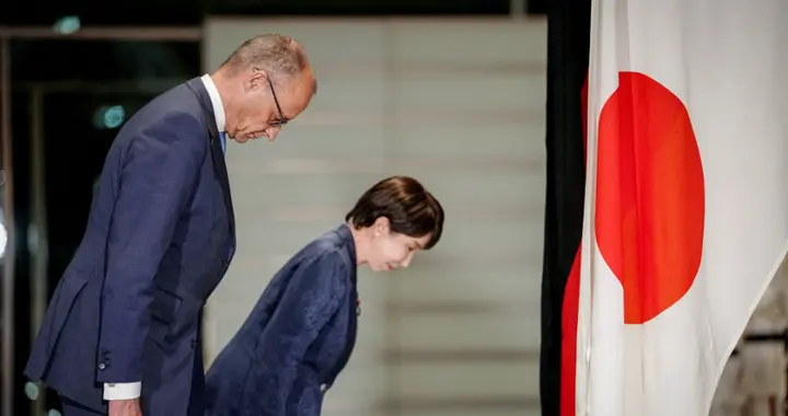默茨向日本国旗弯腰鞠躬！德国日本两个法西斯纳粹余孽合流？