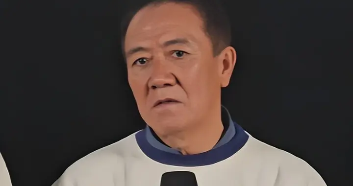 李幼斌说：父母都90多了，现在都在养老院，我特别痛苦，但没办法