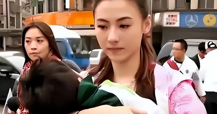张柏芝万万没想到，拼命护住隐私的小儿子生父，还是被谢贤牵连了