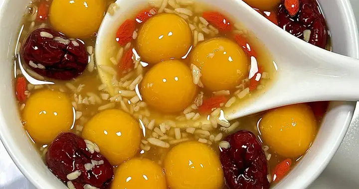 暖乎乎的酒酿南瓜丸子羹，一口甜到心巴上