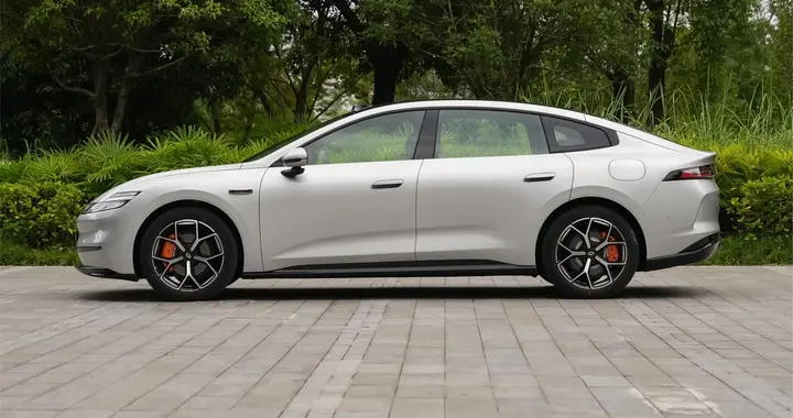 长安掀桌子了！全新中大型车配6C快充+双叉臂前悬，售价10.99万起