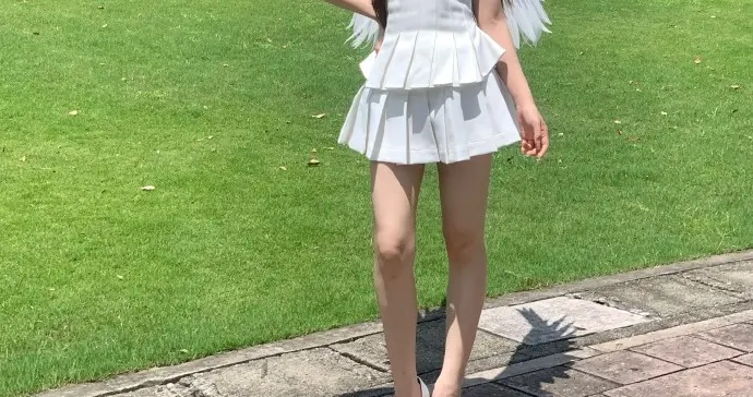 潘小雪穿着小短裙配白色高跟写真，美的像天使
