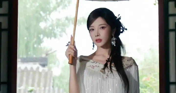 戴燕妮白色短裙太绝！高跟配大长腿，高清壁纸直接封神