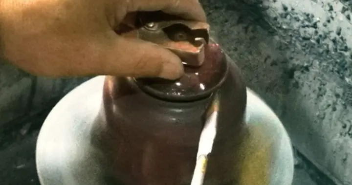 紫砂壶透气性实测：3秒辨好坏！避开这3类壶，茶汤醇厚不踩坑