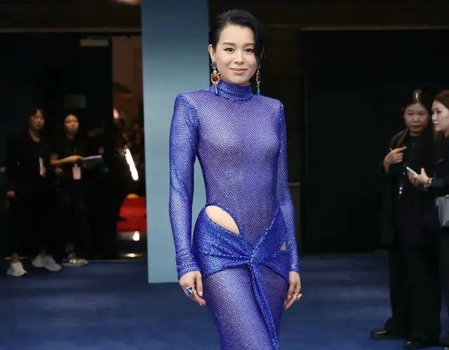 胡杏儿：从“最丑港姐”到霸气护夫，45岁活成大女主