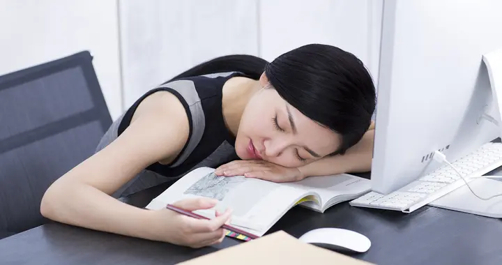 学生连续熬夜写作业，课堂上打瞌睡该怪谁？