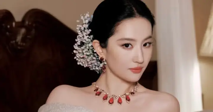 六次试装二十套礼服：刘亦菲的封面质感从不靠“仙气”