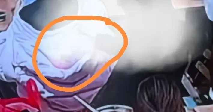 河北突发恶意将汤汁倒入邻座女生帽子