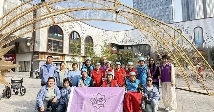 南开大学天津校友公益专委会举办“享智慧银龄·感中国智造”活动