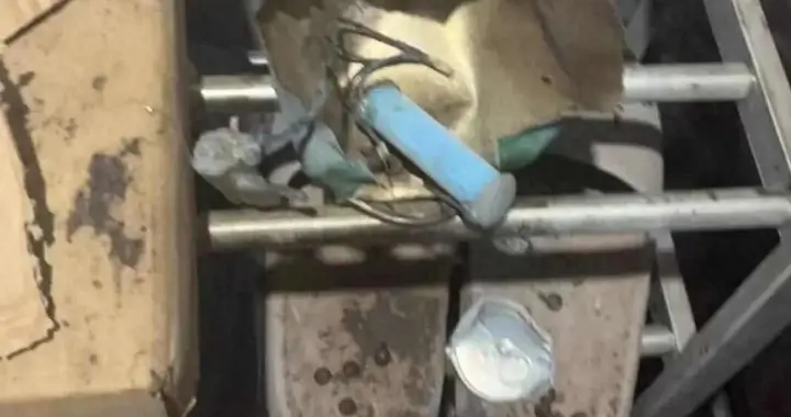 女主播拆快递被炸伤，轻伤鉴定存疑；加油站模特站岗被叫停