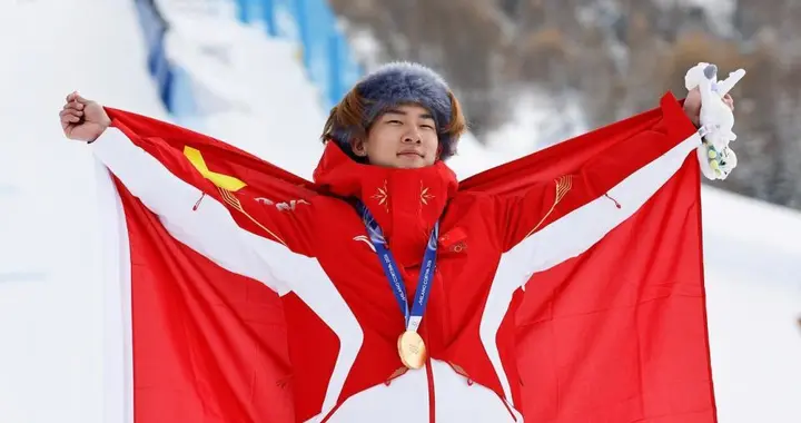 首金！82.41分，苏翊鸣力压日本选手，夺米兰冬奥会单板坡面金牌