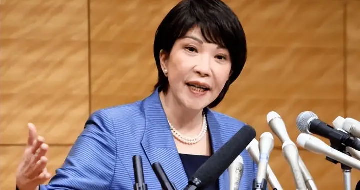 日本人集结道歉，中方已接到消息，高市被催下台，小泉也被点名了